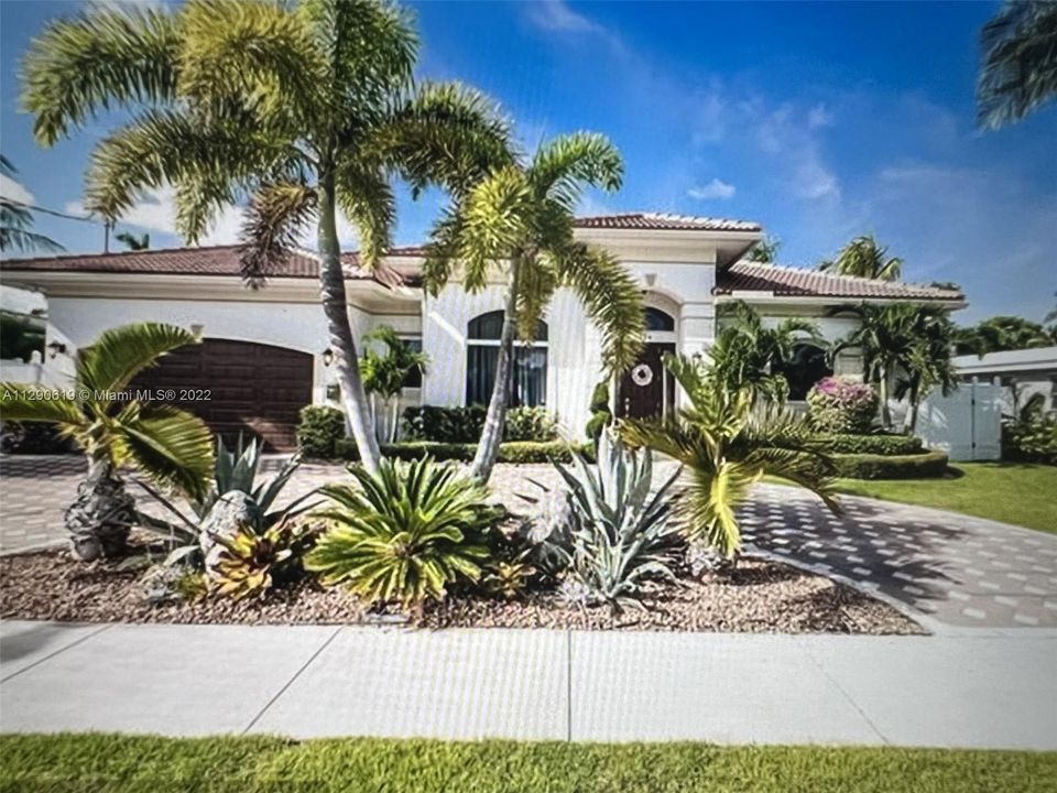 Recently Sold: $2,089,000 (3 beds, 2 baths, 2227 Square Feet)