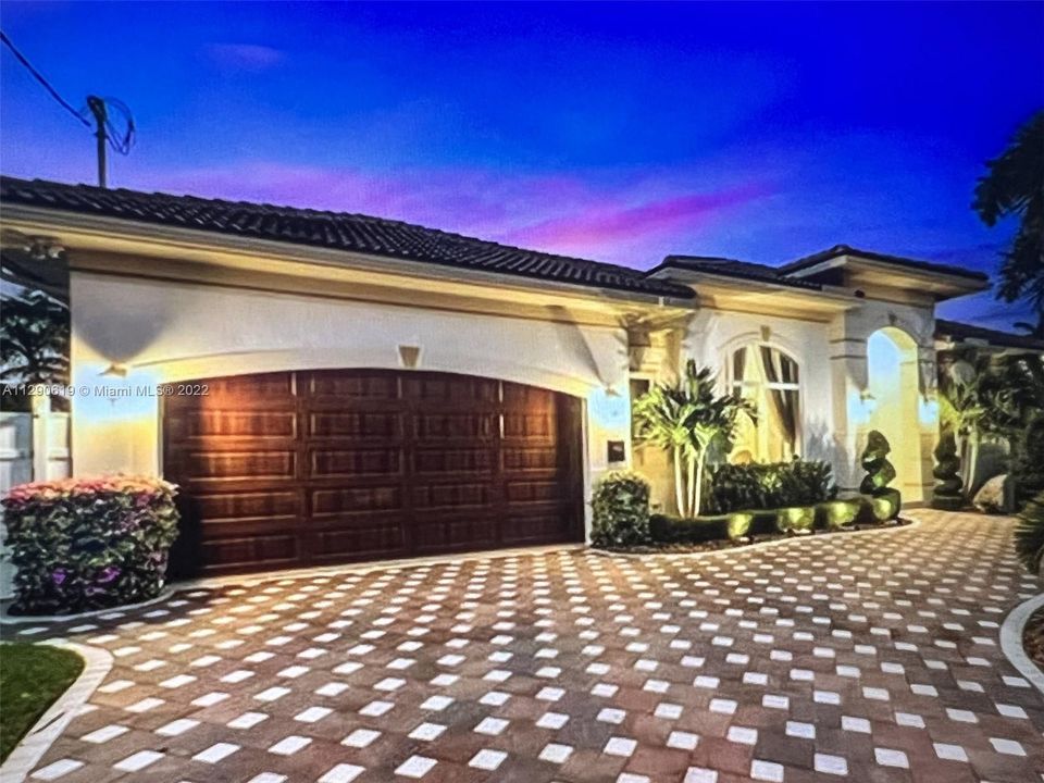 Vendido Recientemente: $2,089,000 (3 camas, 2 baños, 2227 Pies cuadrados)