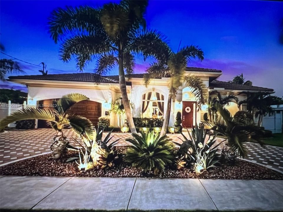 Recently Sold: $2,089,000 (3 beds, 2 baths, 2227 Square Feet)