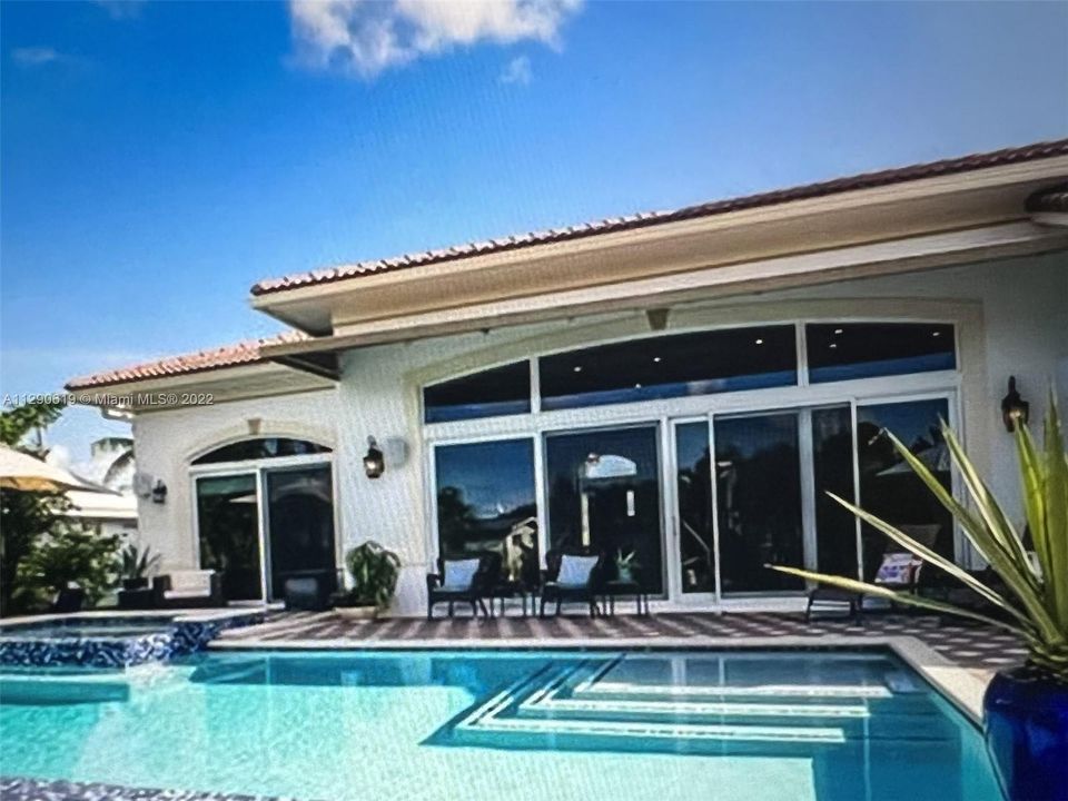 Recently Sold: $2,089,000 (3 beds, 2 baths, 2227 Square Feet)