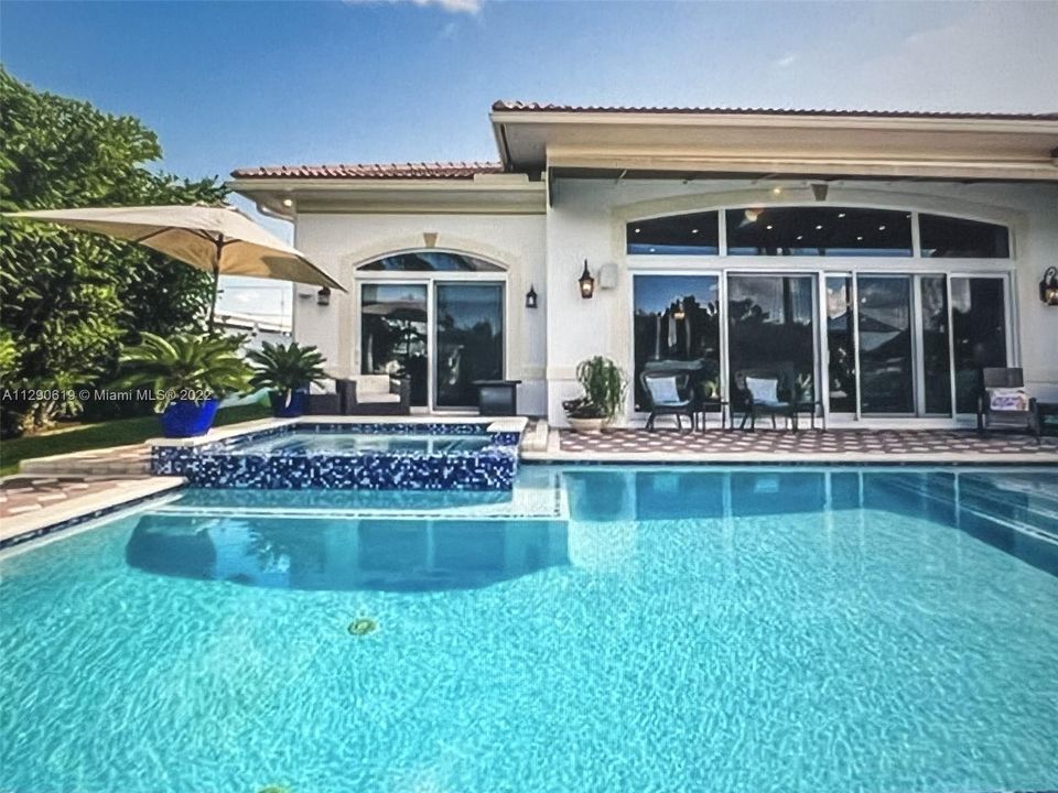 Vendido Recientemente: $2,089,000 (3 camas, 2 baños, 2227 Pies cuadrados)