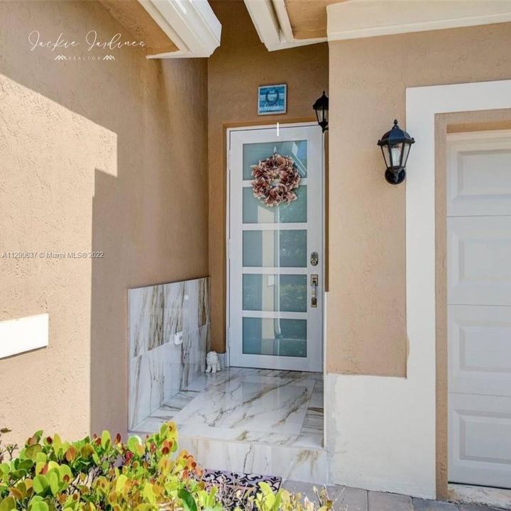 Vendido Recientemente: $563,000 (4 camas, 2 baños, 1834 Pies cuadrados)