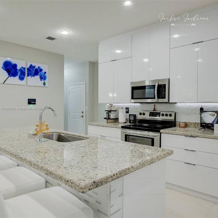 Vendido Recientemente: $563,000 (4 camas, 2 baños, 1834 Pies cuadrados)