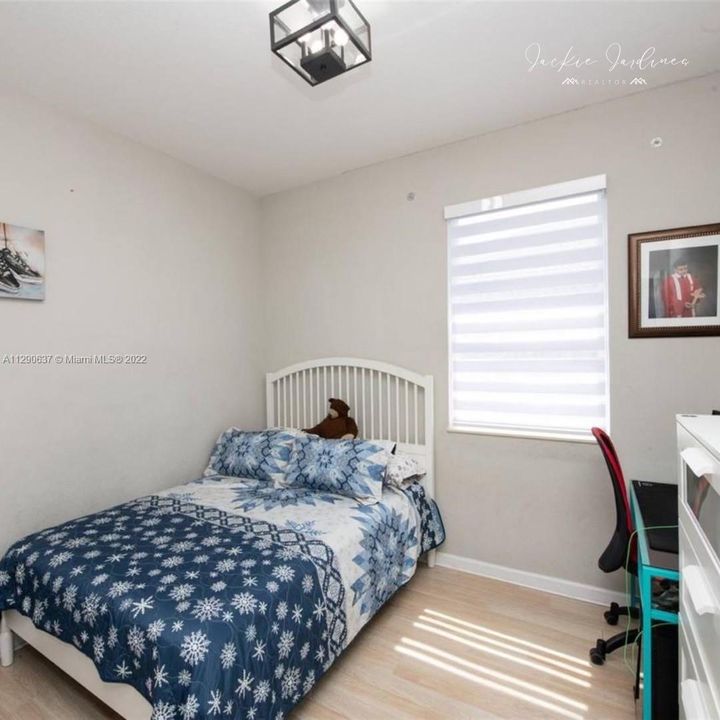 Vendido Recientemente: $563,000 (4 camas, 2 baños, 1834 Pies cuadrados)