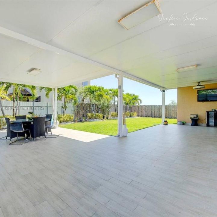 Vendido Recientemente: $563,000 (4 camas, 2 baños, 1834 Pies cuadrados)