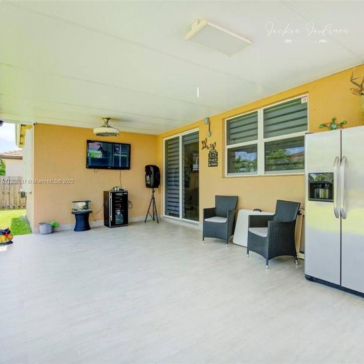 Vendido Recientemente: $563,000 (4 camas, 2 baños, 1834 Pies cuadrados)