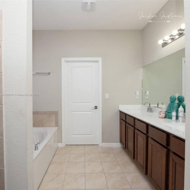 Vendido Recientemente: $563,000 (4 camas, 2 baños, 1834 Pies cuadrados)