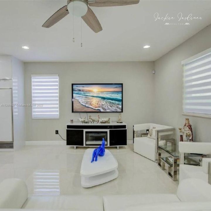 Vendido Recientemente: $563,000 (4 camas, 2 baños, 1834 Pies cuadrados)