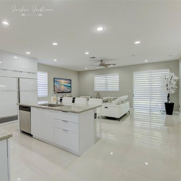 Vendido Recientemente: $563,000 (4 camas, 2 baños, 1834 Pies cuadrados)