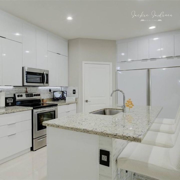 Vendido Recientemente: $563,000 (4 camas, 2 baños, 1834 Pies cuadrados)