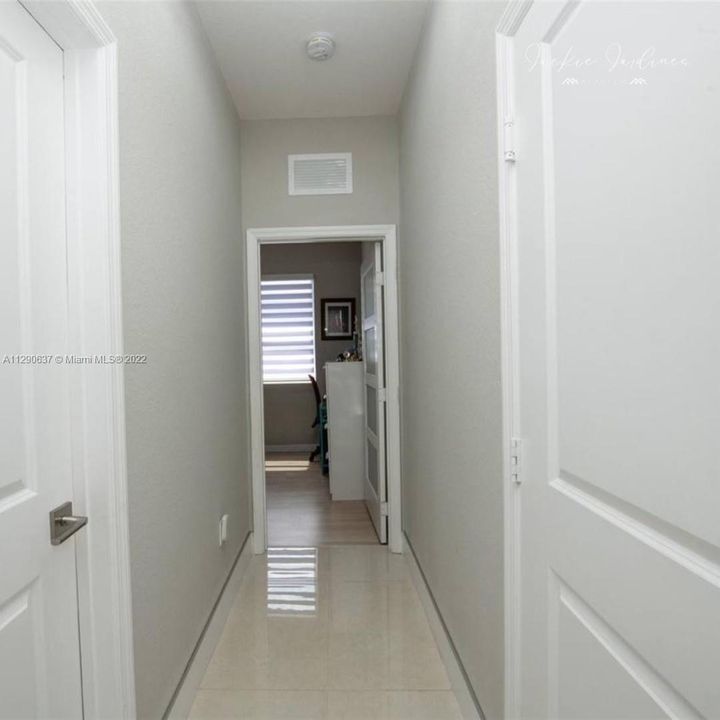 Vendido Recientemente: $563,000 (4 camas, 2 baños, 1834 Pies cuadrados)