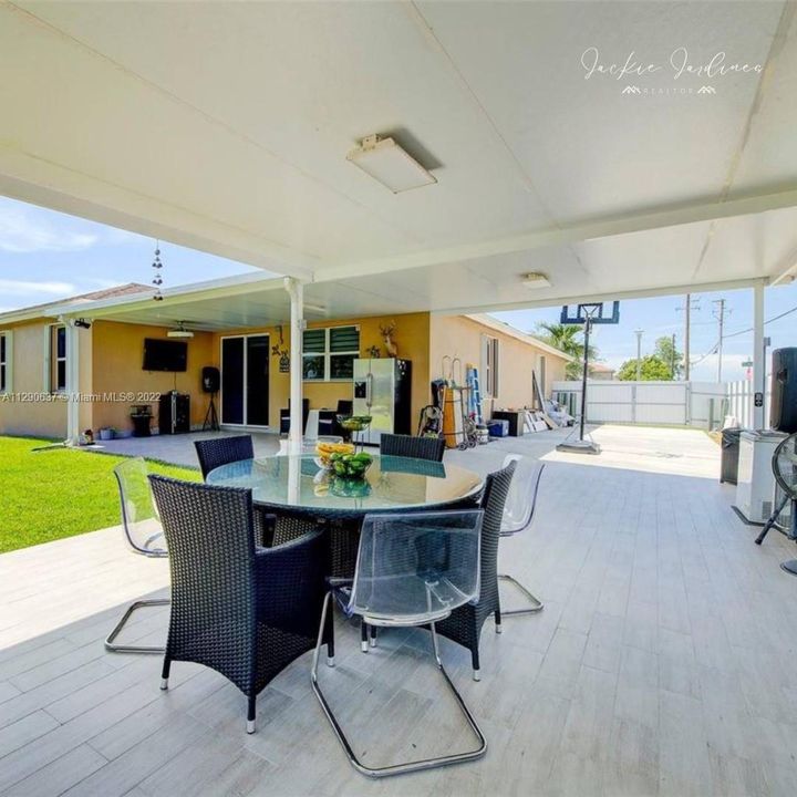 Vendido Recientemente: $563,000 (4 camas, 2 baños, 1834 Pies cuadrados)