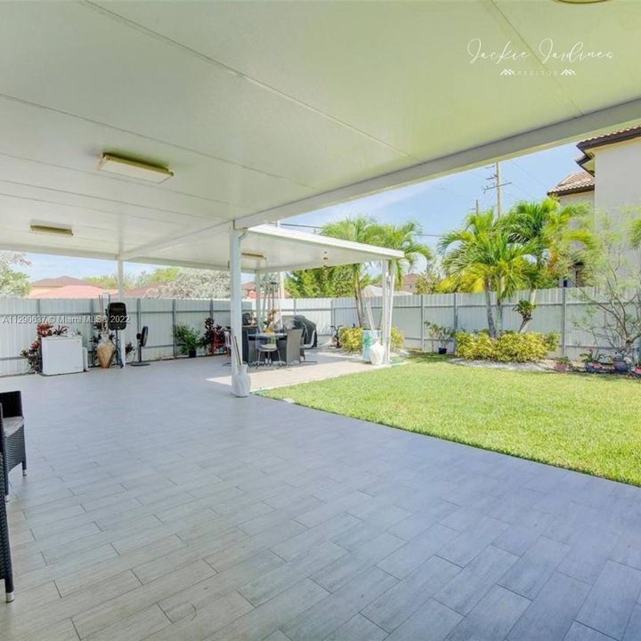 Vendido Recientemente: $563,000 (4 camas, 2 baños, 1834 Pies cuadrados)