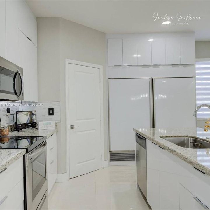 Vendido Recientemente: $563,000 (4 camas, 2 baños, 1834 Pies cuadrados)