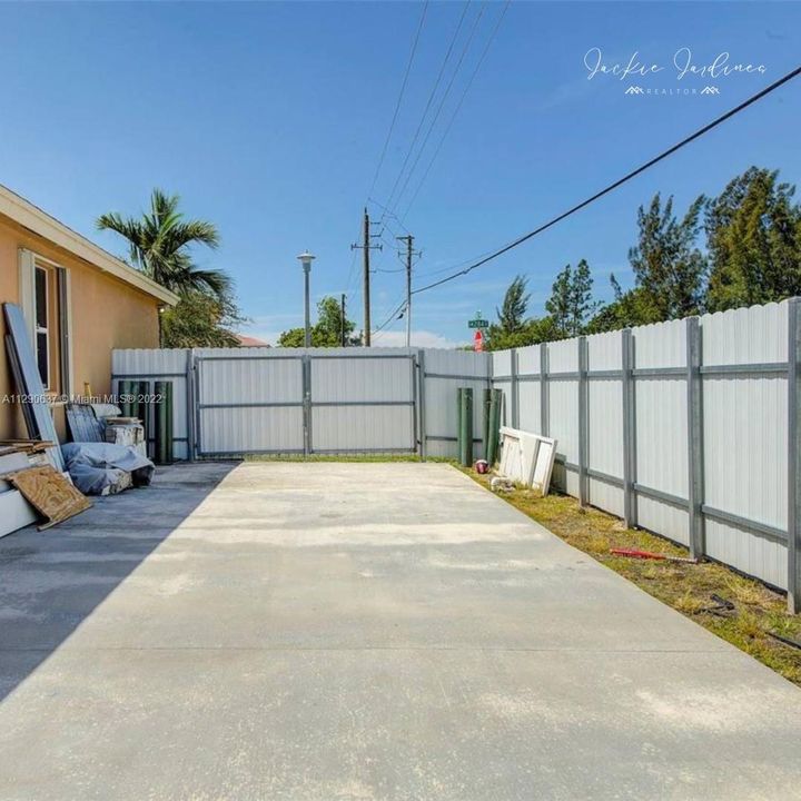 Vendido Recientemente: $563,000 (4 camas, 2 baños, 1834 Pies cuadrados)