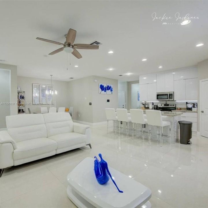 Vendido Recientemente: $563,000 (4 camas, 2 baños, 1834 Pies cuadrados)