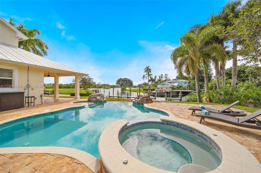 Recently Sold: $1,950,000 (5 beds, 4 baths, 3524 Square Feet)