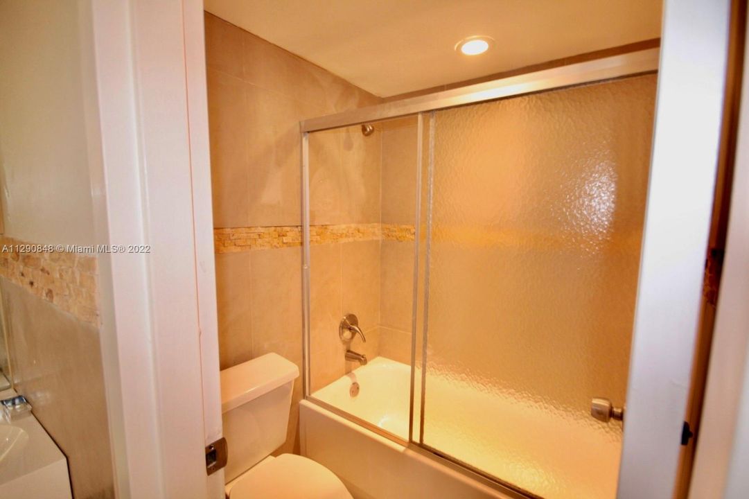 最近售出: $275,000 (1 贝兹, 1 浴室, 913 平方英尺)