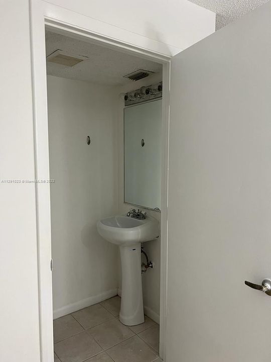 Недавно арендовано: $2,000 (2 спален, 1 ванн, 4996 Квадратных фут)