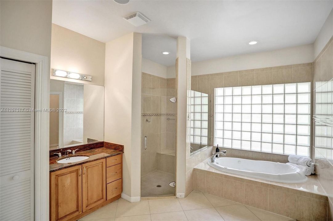 Недавно продано: $1,500,000 (5 спален, 3 ванн, 3981 Квадратных фут)