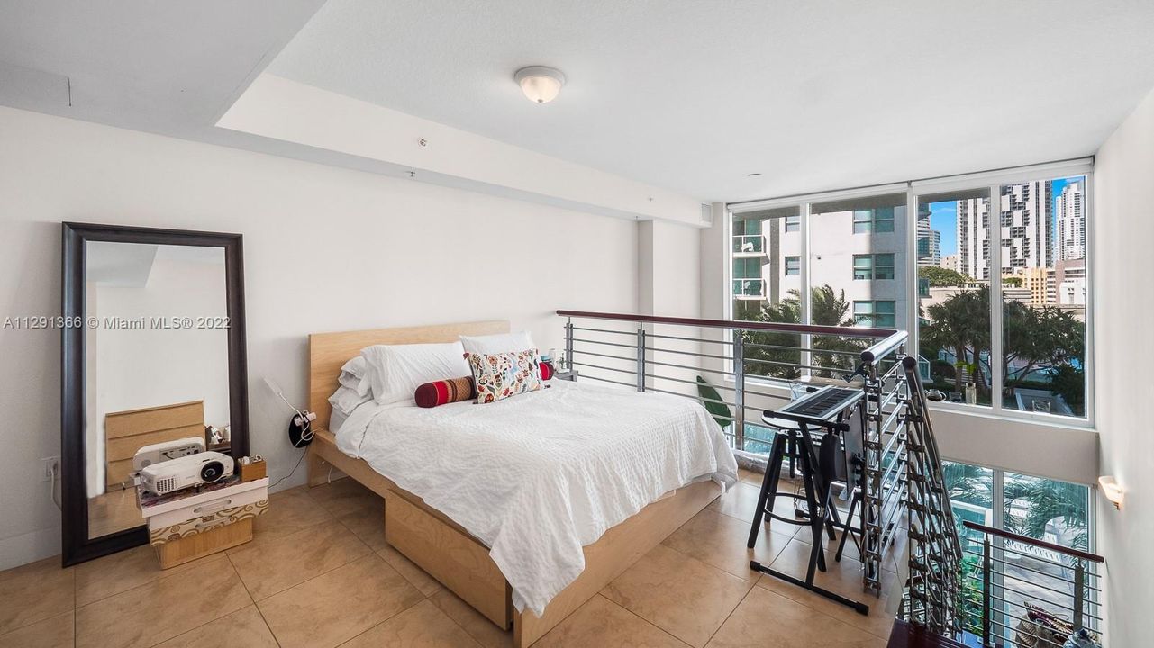 Recently Sold: $455,000 (1 beds, 1 baths, 981 Square Feet)