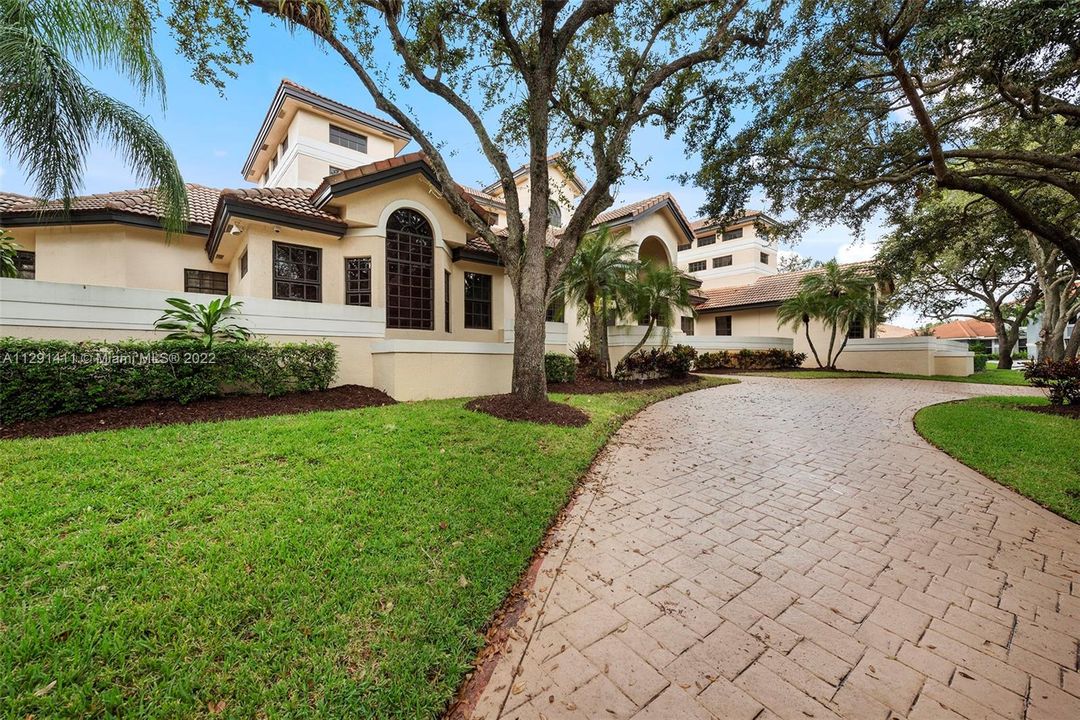 circular driveway with plenty of car space