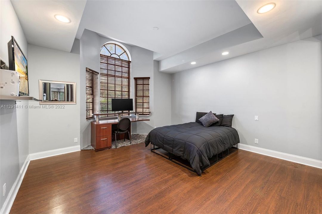 Recently Sold: $1,599,000 (6 beds, 9 baths, 6548 Square Feet)