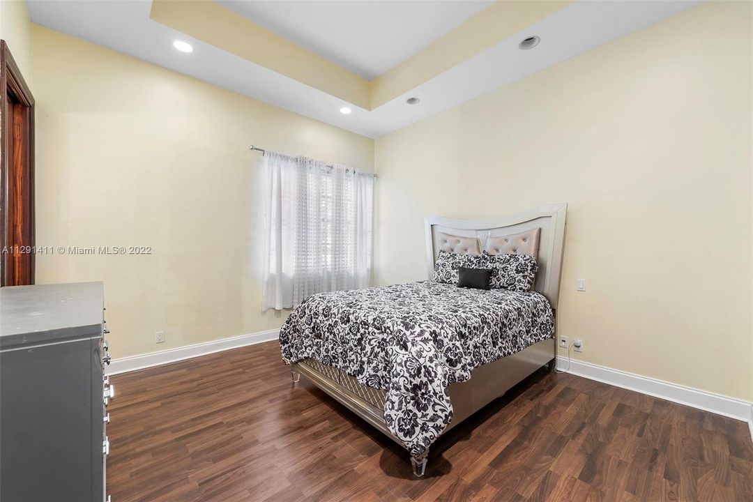 Recently Sold: $1,599,000 (6 beds, 9 baths, 6548 Square Feet)