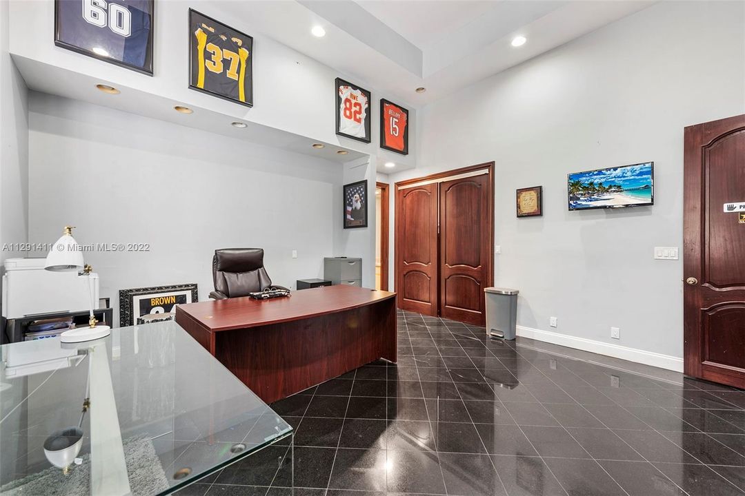 Recently Sold: $1,599,000 (6 beds, 9 baths, 6548 Square Feet)