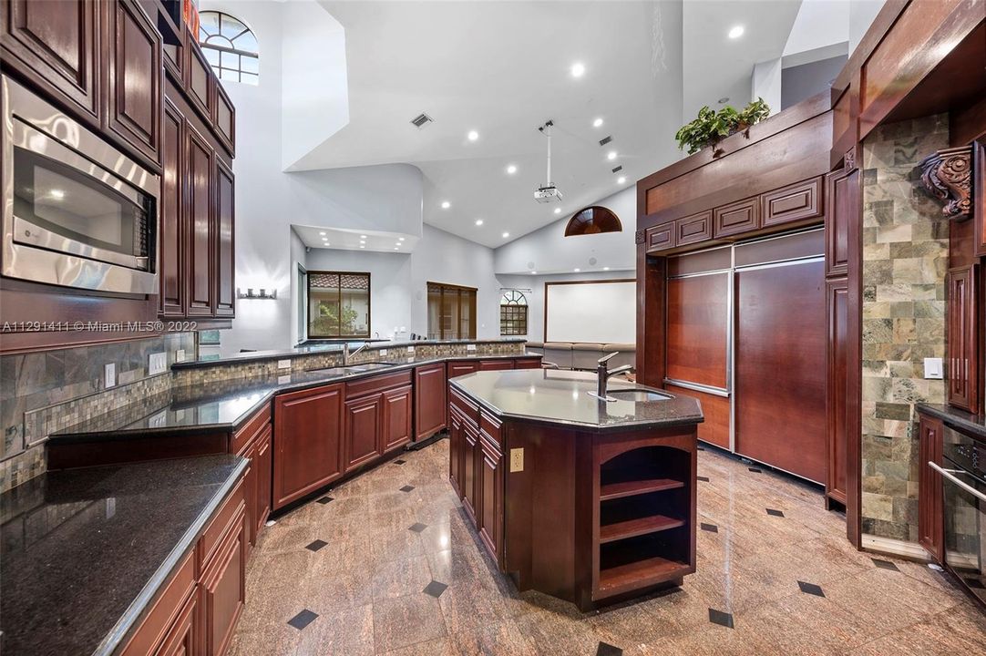 Recently Sold: $1,599,000 (6 beds, 9 baths, 6548 Square Feet)