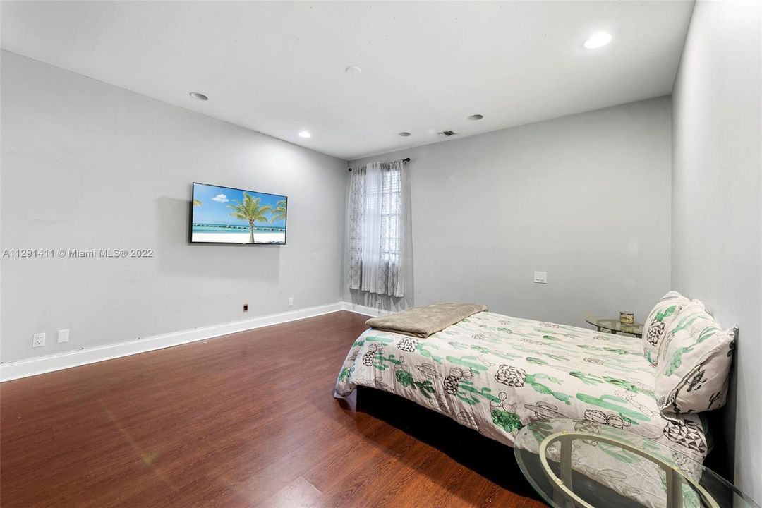 Recently Sold: $1,599,000 (6 beds, 9 baths, 6548 Square Feet)