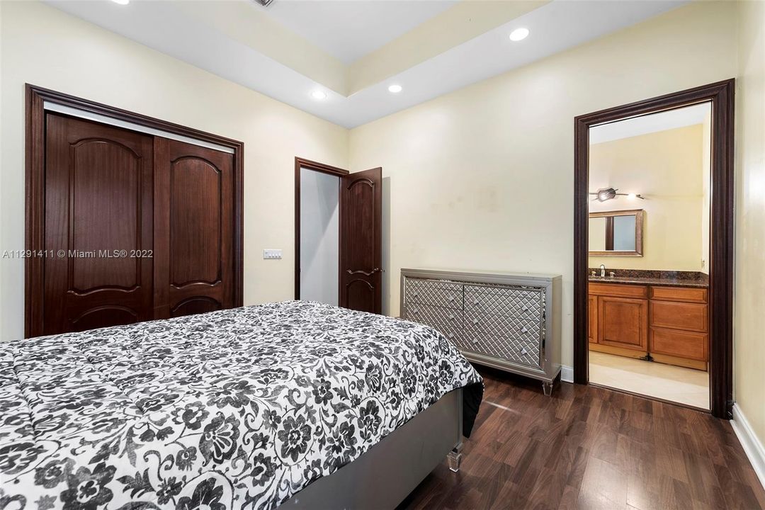 Recently Sold: $1,599,000 (6 beds, 9 baths, 6548 Square Feet)