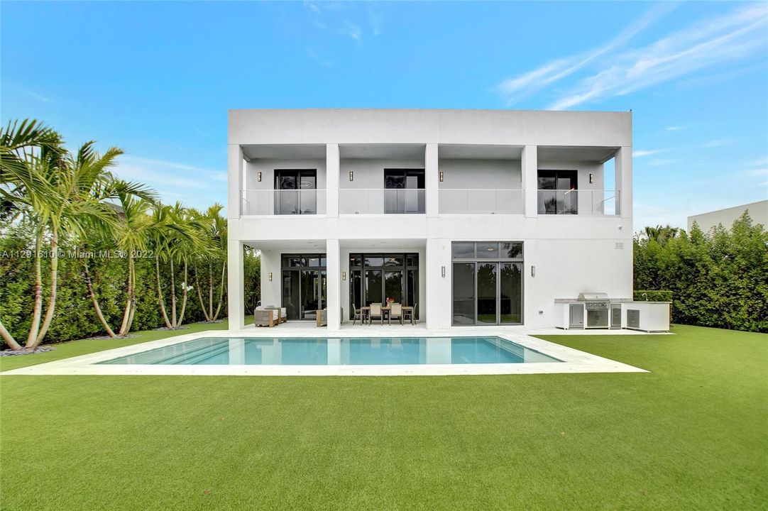 Recently Sold: $2,899,000 (5 beds, 5 baths, 4082 Square Feet)