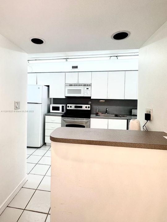 For Sale: $339,000 (1 beds, 1 baths, 565 Square Feet)