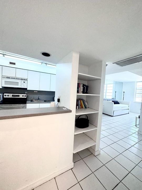 For Sale: $339,000 (1 beds, 1 baths, 565 Square Feet)