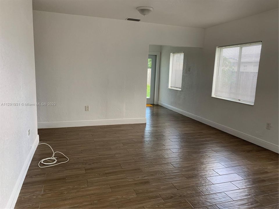 Recently Rented: $3,600 (3 beds, 1 baths, 1026 Square Feet)
