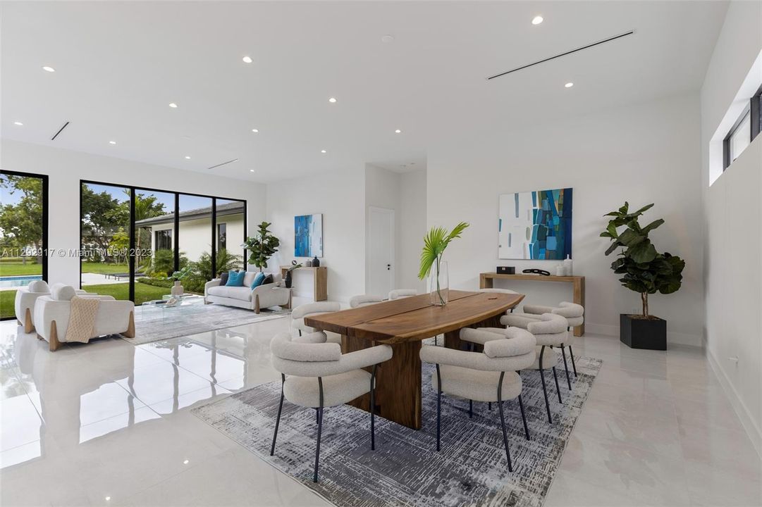 Recently Sold: $3,299,000 (6 beds, 6 baths, 5634 Square Feet)