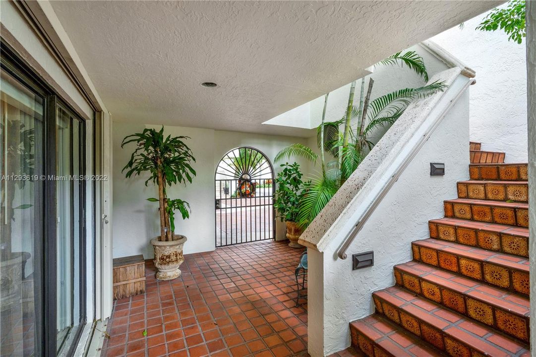 Recently Sold: $2,000,000 (3 beds, 3 baths, 3725 Square Feet)