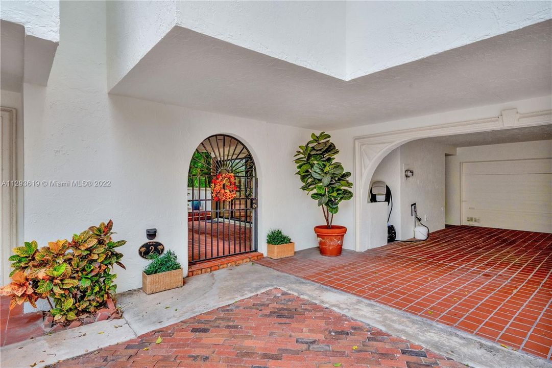 Recently Sold: $2,000,000 (3 beds, 3 baths, 3725 Square Feet)