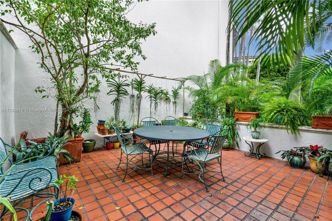 Recently Sold: $2,000,000 (3 beds, 3 baths, 3725 Square Feet)