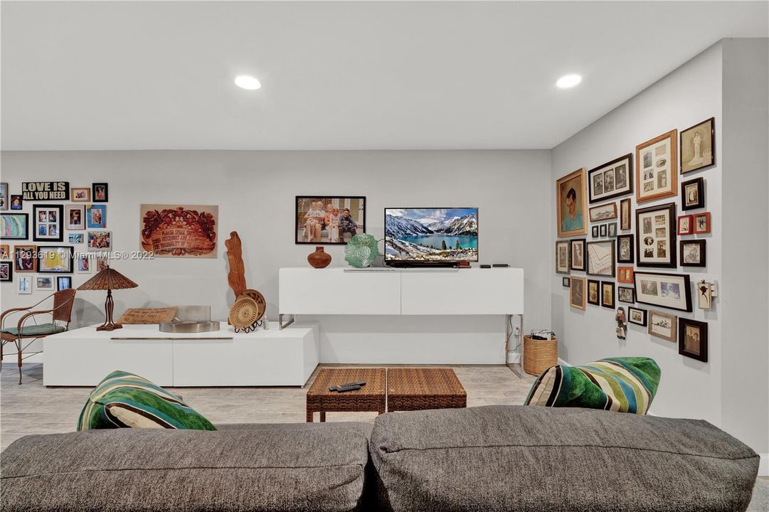 Recently Sold: $2,000,000 (3 beds, 3 baths, 3725 Square Feet)