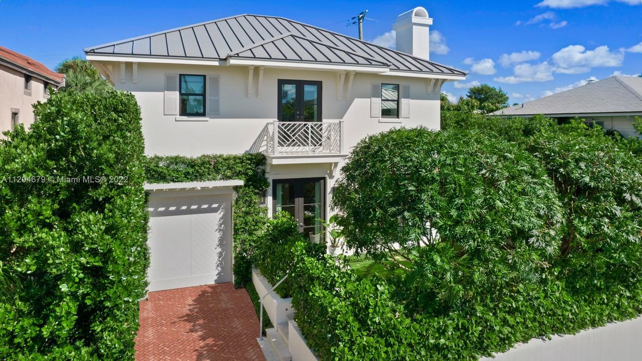 Recently Sold: $5,450,000 (3 beds, 2 baths, 1764 Square Feet)