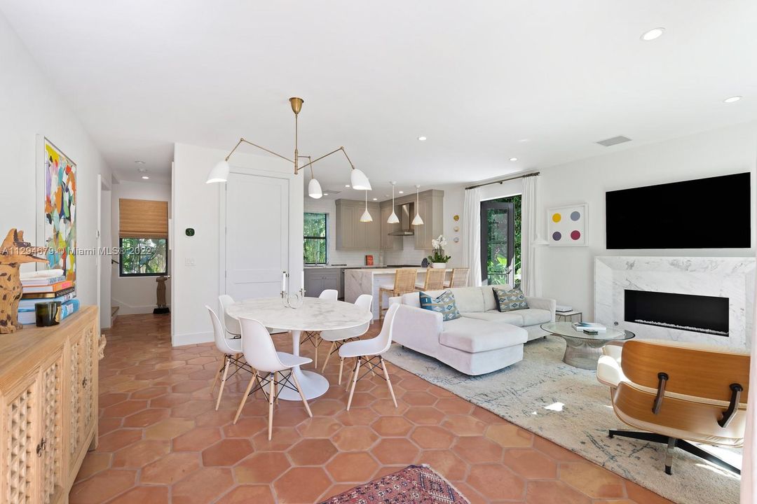 Recently Sold: $5,450,000 (3 beds, 2 baths, 1764 Square Feet)