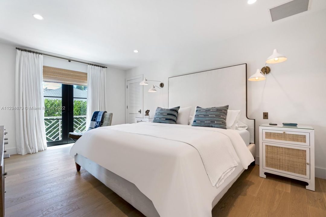 Recently Sold: $5,450,000 (3 beds, 2 baths, 1764 Square Feet)