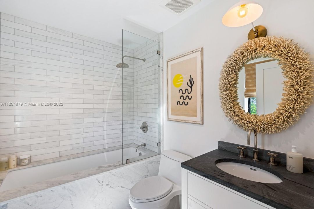 Recently Sold: $5,450,000 (3 beds, 2 baths, 1764 Square Feet)