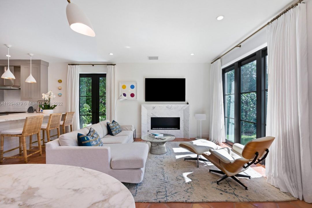 Recently Sold: $5,450,000 (3 beds, 2 baths, 1764 Square Feet)