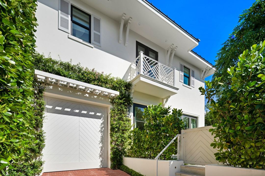 Recently Sold: $5,450,000 (3 beds, 2 baths, 1764 Square Feet)