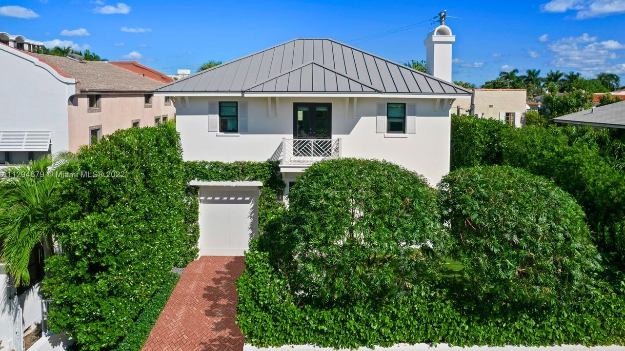 Recently Sold: $5,450,000 (3 beds, 2 baths, 1764 Square Feet)