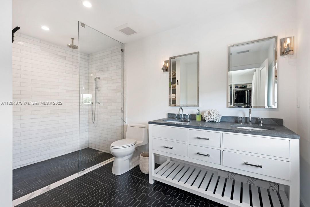 Recently Sold: $5,450,000 (3 beds, 2 baths, 1764 Square Feet)