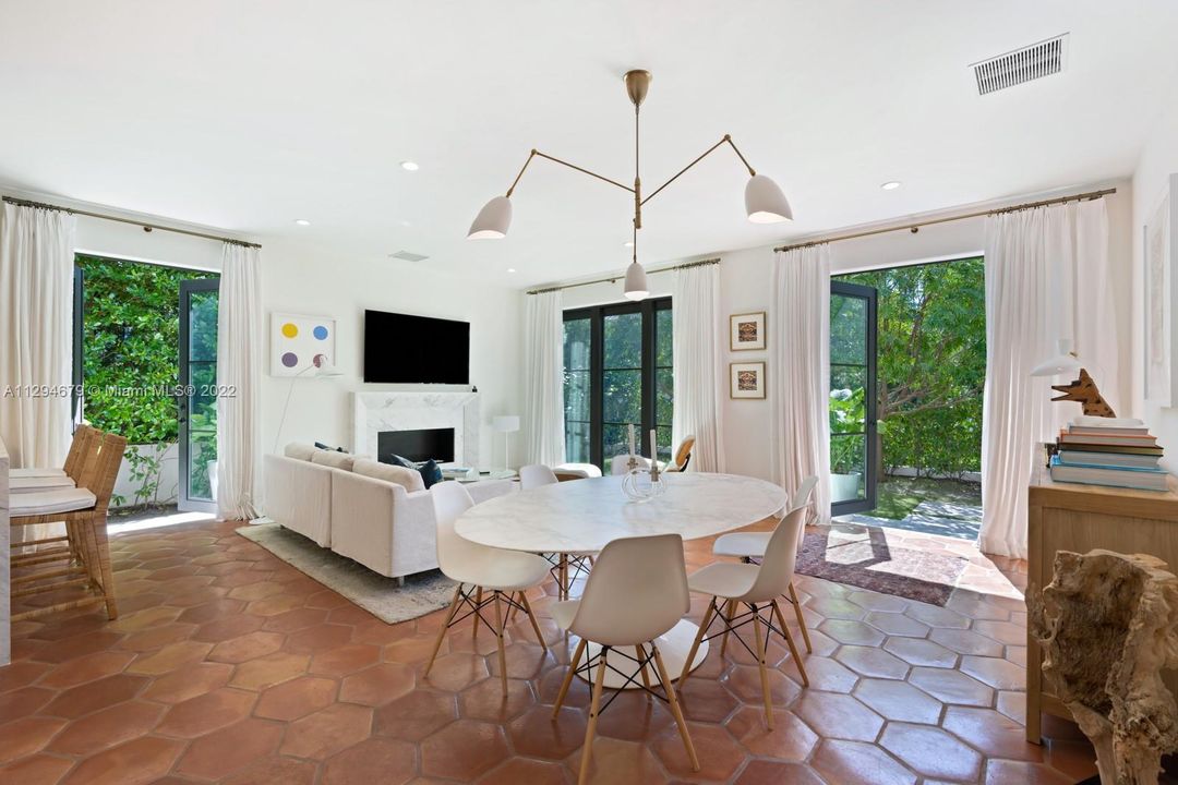 Recently Sold: $5,450,000 (3 beds, 2 baths, 1764 Square Feet)